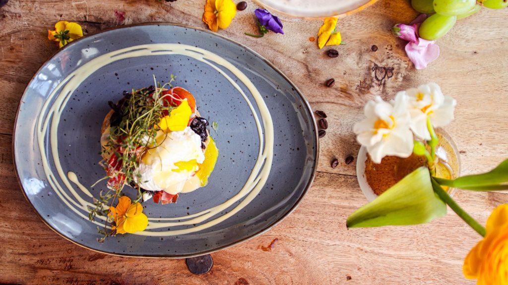 Eggs Benedict mit pochiertem Ei und Hollandaise im Lolas Bistro Hamburg HafenCity